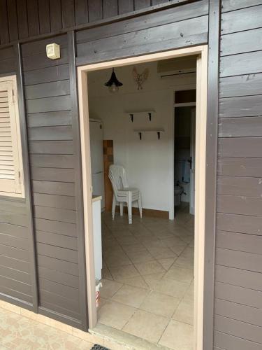 uma porta aberta de uma garagem com uma mesa e cadeiras em Soggiorno paradisiaco in bungalow sulla spiaggia em Crotone