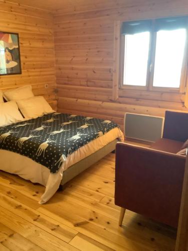 - une chambre avec un lit dans une pièce dotée de murs en bois dans l'établissement Chalet Les Sorbiers, à Égat