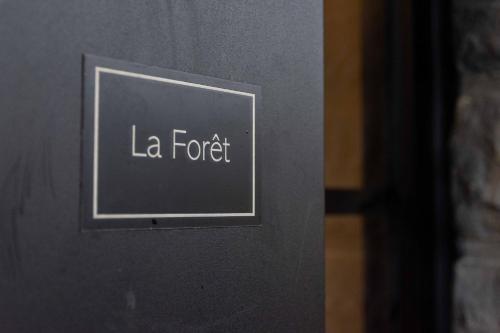 a sign with the words la forest on a wall at B&B Au Cœur de Han in Han-sur-Lesse