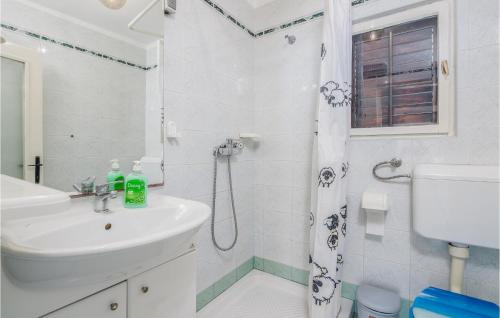 Ένα μπάνιο στο 1 Bedroom Nice Apartment In Stara Baska