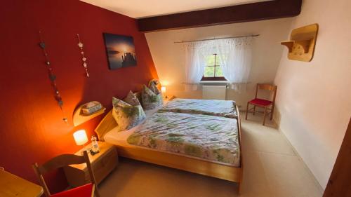 Una cama o camas en una habitación de Froeschlein - no craftsmen fitters