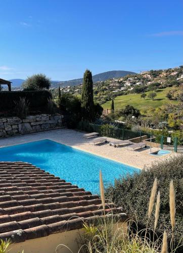 - une piscine avec des escaliers et de l'eau bleue dans l'établissement Villa 