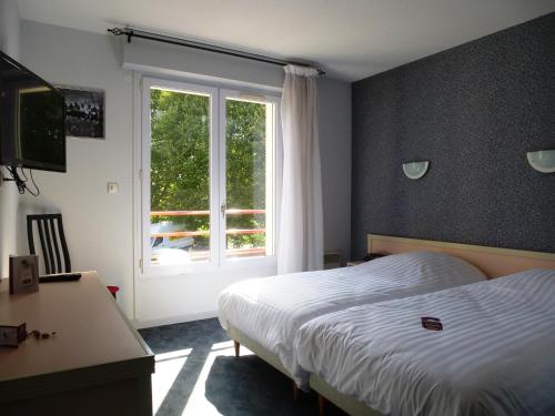Hotel Agena Hagondange في Hagondange: غرفة نوم بسرير ونافذة