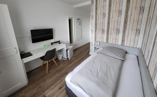 City Hotel Franziskaにあるテレビまたはエンターテインメントセンター