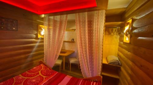 Schlafzimmer mit einem Bett mit roter Decke in der Unterkunft Froeschlein 2 - no Gitters & craftsman in Ilmenau
