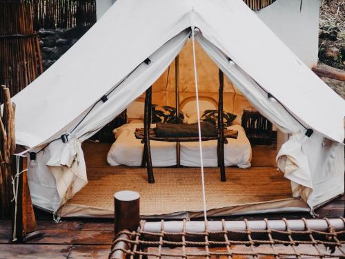 namiot z baldachimem i łóżkiem w pokoju w obiekcie Ella Retreat Glamping Bell Tent For Nature Lovers w mieście Ella
