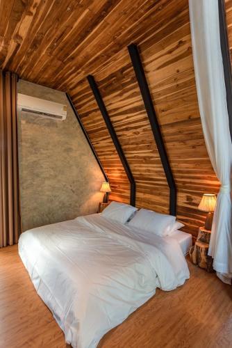 Ένα ή περισσότερα κρεβάτια σε δωμάτιο στο Issara Bar&House