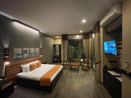 une chambre d'hôtel avec un lit et une télévision dans l'établissement SOLUNA BEACH RESORT, à Marawila