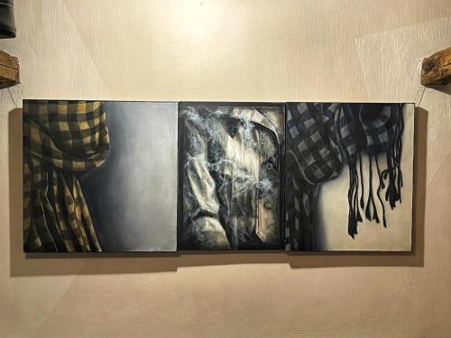 tres fotografías colgadas en una pared en una habitación en The House a la Cluj, en Cluj-Napoca