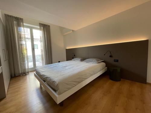 Ένα ή περισσότερα κρεβάτια σε δωμάτιο στο Lovely Loft & Flat