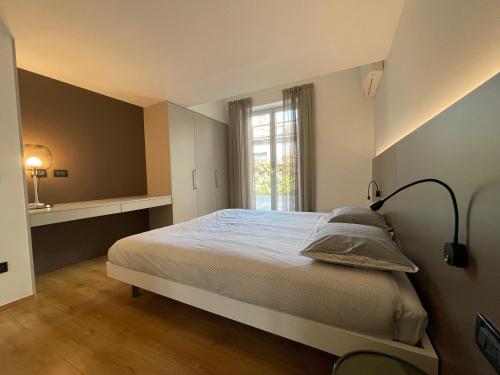 Un dormitorio con una cama grande y una ventana en Lovely Loft Molo en Menaggio