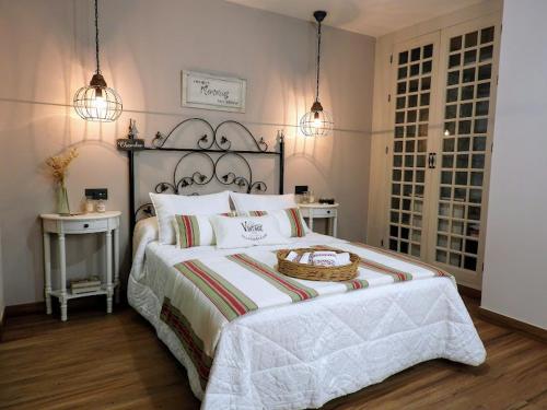 A bed or beds in a room at CASA RURAL EL TRASTERO DE CARMELO