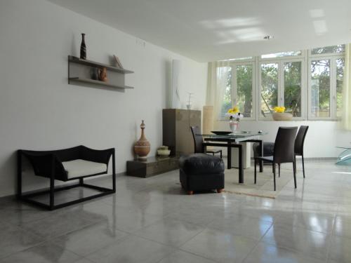 een woonkamer met een tafel en stoelen bij Residence Palomba in Matera