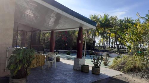 Κήπος έξω από το Maison du Bonheur costaricienne sur la plage avec bassin de rafraichissement