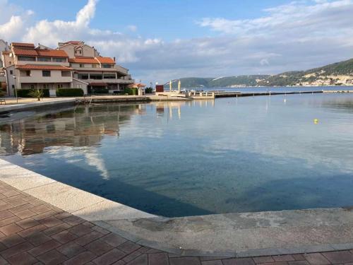 ein großer Wasserkörper mit Gebäuden im Hintergrund in der Unterkunft Apartment Julia in Supetarska Draga