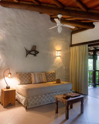 a bedroom with a bed and a ceiling fan at Solar Pitanga - Taipu de Fora in Barra Grande