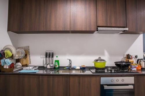 Una cocina o zona de cocina en The Landmark by Katana 3BR to 4BR Luxury Seaview Landmark Homestay at Gurney 15-16pax 无敌海景套房