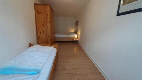 Tempat tidur dalam kamar di 2-Zimmer-Ferienwohnung-im-1-Obergeschoss