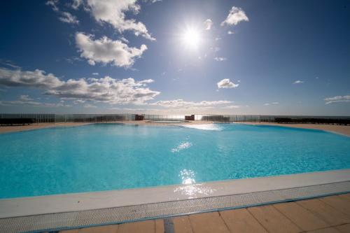 - une grande piscine au soleil dans l'établissement Abis Cap corniche sejour cocooning dans un coin de paradis, à Sète