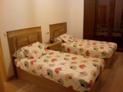 سرير أو أسرّة في غرفة في Casa Rural Güilones, Parque Natural de Ponga