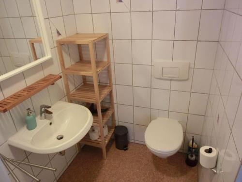 リューベックにある2-Zimmer-Ferienwohnung-im-1-Obergeschossの小さなバスルーム(洗面台、トイレ付)