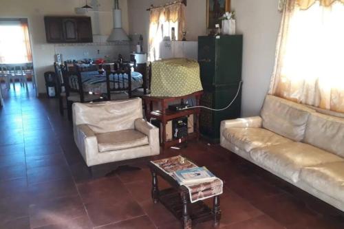 - un salon avec un canapé, des chaises et une table dans l'établissement Lo de Jorge, à Payogasta