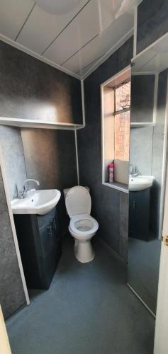 uma pequena casa de banho com WC e lavatório em En suite single bedroom, close to city centre em Sheffield