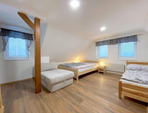 Postel nebo postele na pokoji v ubytování Chalupa Krkonošská
