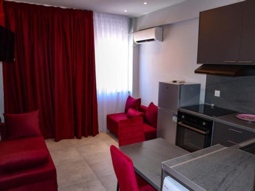 kuchnia z czerwonymi krzesłami i czerwoną zasłoną w obiekcie Luxury Suites VASKO 1 w Salonikach