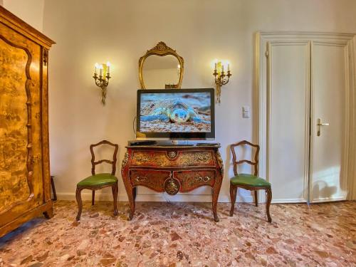 TV a/nebo společenská místnost v ubytování venezianischer Palazzo mit kostenlosen WLAN nähe Markusplatz