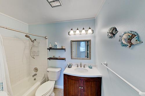 e bagno con lavandino, servizi igienici e vasca. di Hilton Head Cabanas 29 a Hilton Head Island