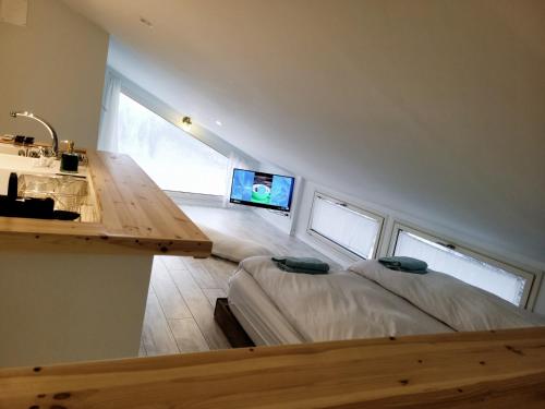 um quarto com uma cama e uma televisão de ecrã plano em על גג העולם -צפון הגולן em Merom Golan