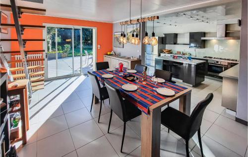 Η κουζίνα ή μικρή κουζίνα στο Lovely Home In Moelan Sur Mer With Wifi