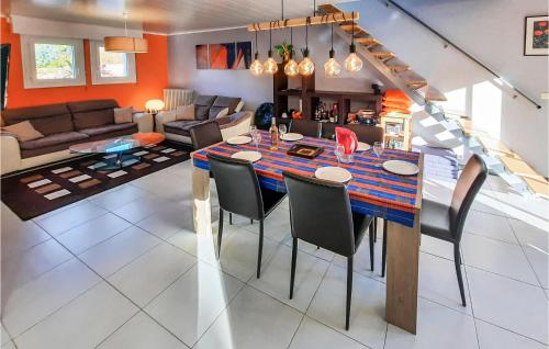 une salle à manger et un salon avec une table et des chaises dans l'établissement Lovely Home In Moelan Sur Mer With Wifi, à Moëlan-sur-Mer