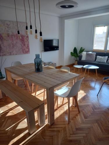 - un salon avec une table et des chaises en bois dans l'établissement Terra Bardenas, à Arguedas