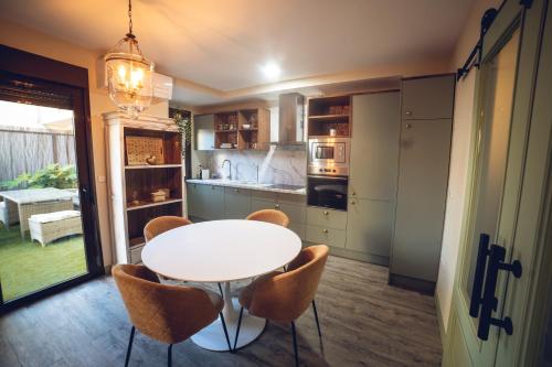 A kitchen or kitchenette at Petit Candeleda