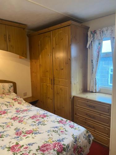 Postel nebo postele na pokoji v ubytování Broadmoor Farm Caravan