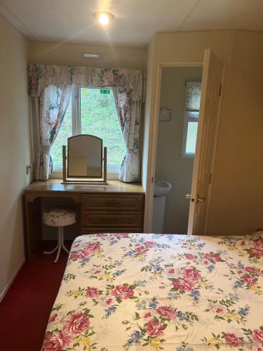 Postel nebo postele na pokoji v ubytování Broadmoor Farm Caravan