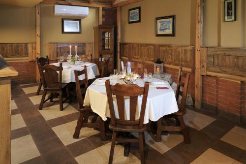 a dining room with tables and chairs in a restaurant at HOTEL THE WHITE HOUSE Plovdiv in Plovdiv