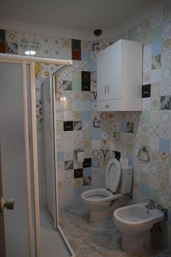 a bathroom with a toilet and a sink at As Carreiras in Bueu