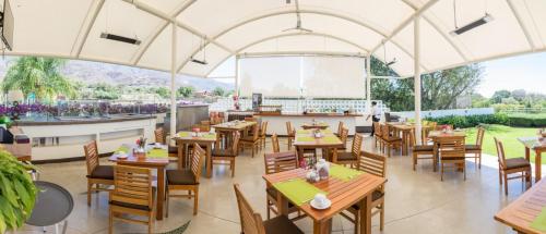 pusta restauracja z drewnianymi stołami i krzesłami w obiekcie Hotel del Pescador w mieście Ajijic