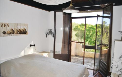 1 dormitorio con cama y ventana grande en Pet Friendly Home In Prades Sur Vernazobre With Outdoor Swimming Pool en Prades-sur-Vernazobre