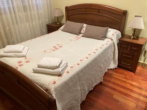 a bedroom with a bed with two towels on it at Casa El Descanso Ortigosa del Monte in Ortigosa del Monte