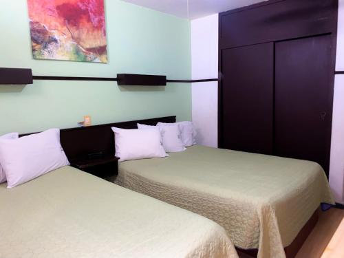 Postel nebo postele na pokoji v ubytování Hotel Trevi