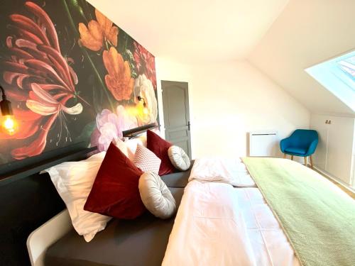 Belle de Brie I - 20 Minuten von Disney, ruhig, Parkplatz im Hof في Hautefeuille: غرفة نوم بسرير مع لوحة على الحائط