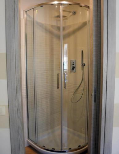 a shower with a glass door in a bathroom at La Finestra del Pescò in Lerici