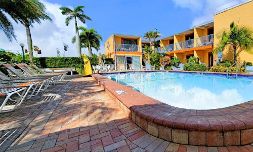 uma piscina em frente a um resort em Satellite Motel em St. Pete Beach