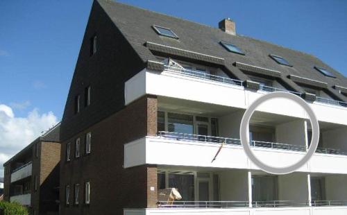 Edificio en blanco y negro con balcón blanco en Ferienwohnung-Winora, en Westerland