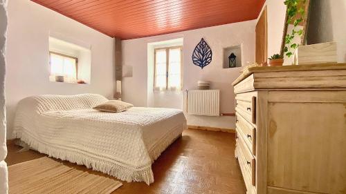Postel nebo postele na pokoji v ubytování La Joannassiène, maison Ardéchoise de caractère