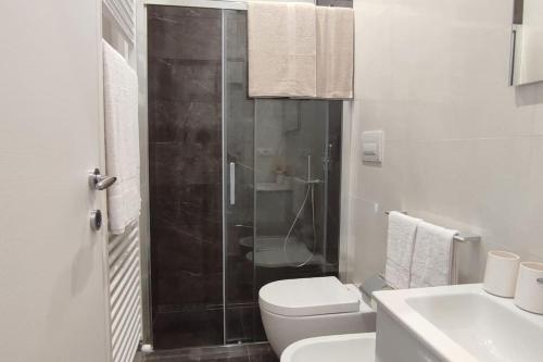une salle de bain avec une douche, des toilettes et un lavabo dans l'établissement Villetta Lu Sciardinu, à Otrante